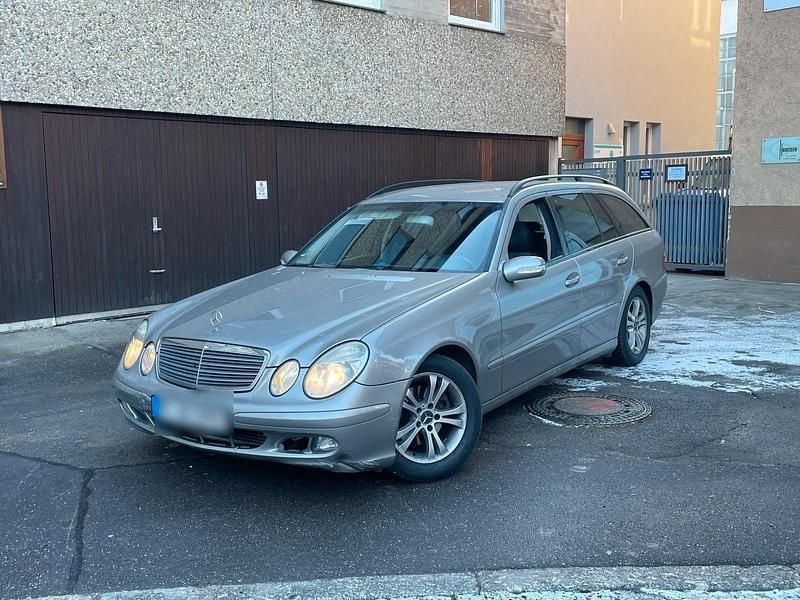 Andere farben Gebraucht 2003 Mercedes E220 Kleinwagen | 2.650 € - Bild 1/4