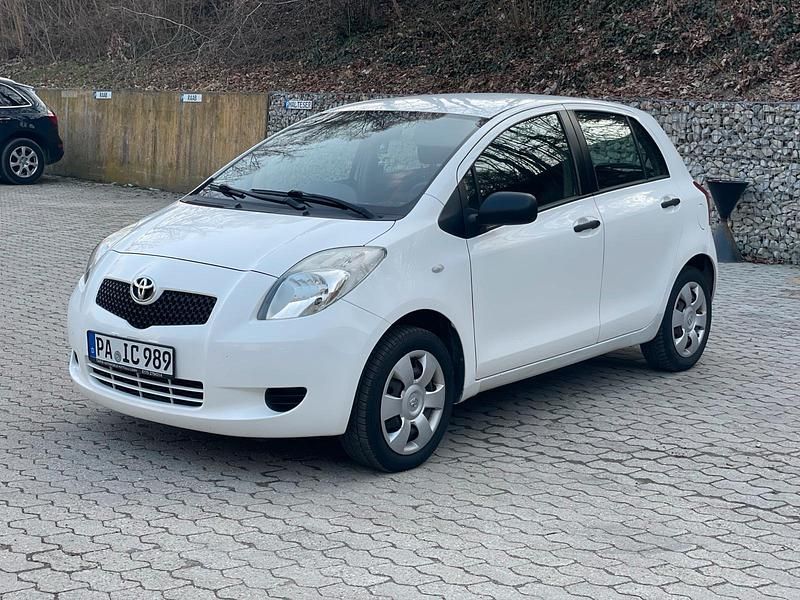 Gebraucht Toyota Yaris 70 PS (51 kW) 2008 Weiß Kleinwagen