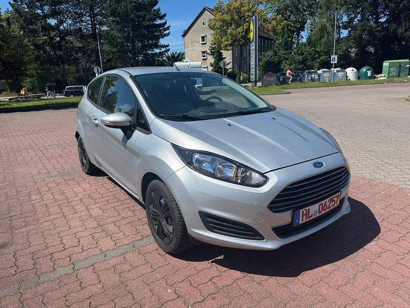 Silber Gebraucht 2014 Ford Fiesta Trend Kleinwagen | 5.490 € (Fairer Preis) - Bild 1/4