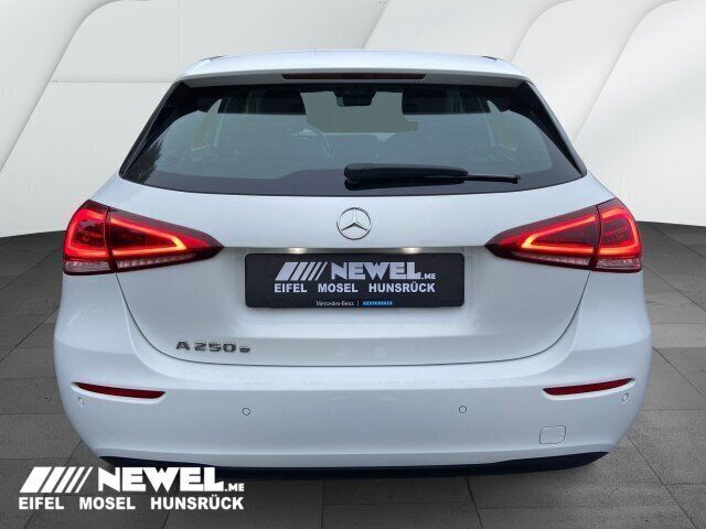 Gebraucht Mercedes A250 160 PS (117 kW) 2021 Polarweiß Limousine