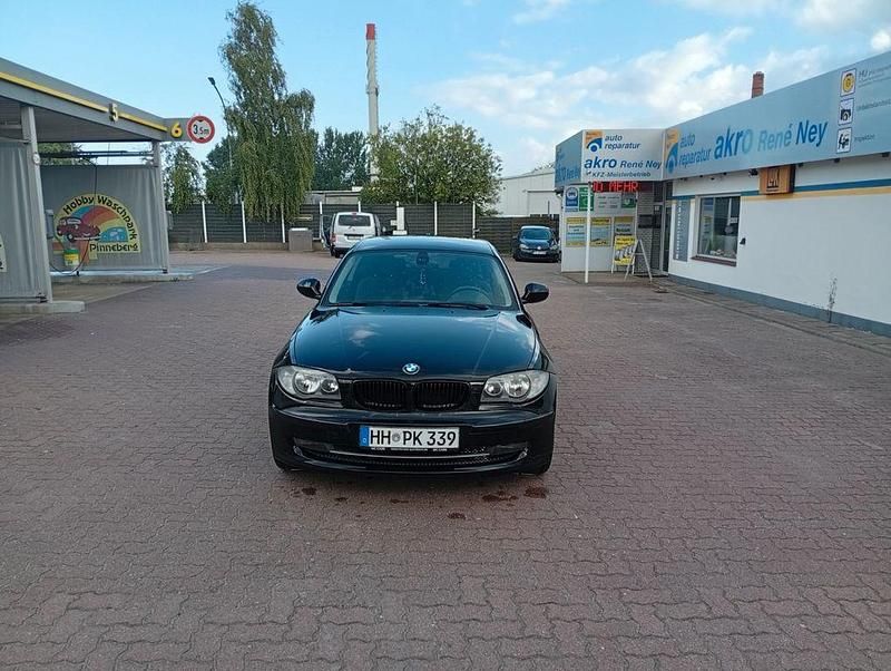Schwarz Gebraucht 2012 BMW 116 Lifestyle Kleinwagen | 4.500 € (Fairer Preis) - Bild 1/4