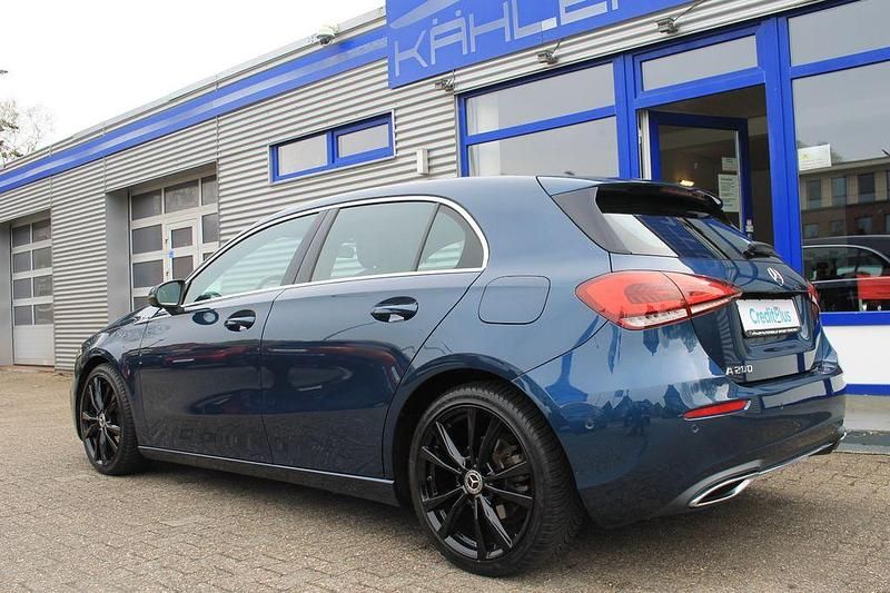 Gebraucht Mercedes A200 Progressive 163 PS (119 kW) 2020 Blau Limousine
