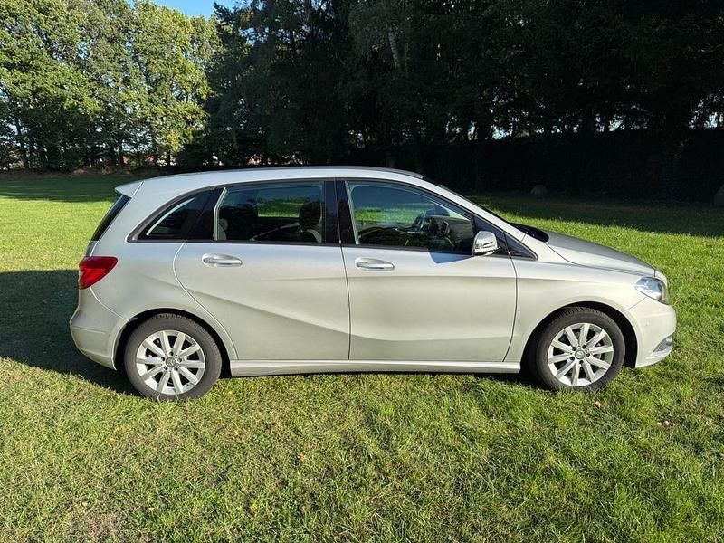 Silber Gebraucht 2013 Mercedes B180 Van / Kleinbus | 9.500 € (Guter Preis) - Bild 1/4