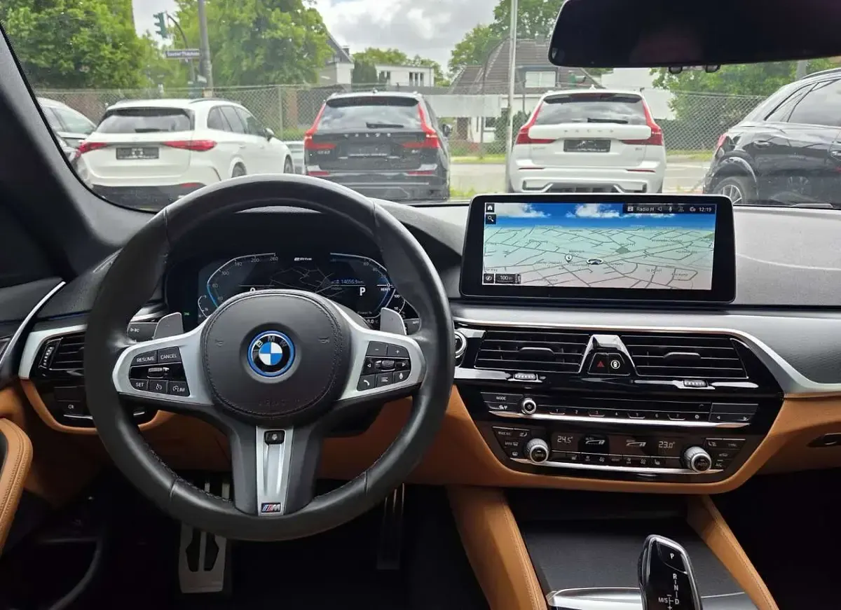 Gebraucht BMW 530e M Sport 292 PS (214 kW) 2021 Carbonschwarz metallic Kombi