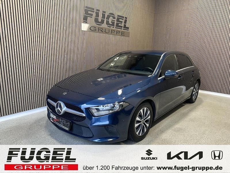 Denimblau metalliclack Gebraucht 2020 Mercedes A180 Limousine | 18.999 € (Guter Preis) - Bild 1/4