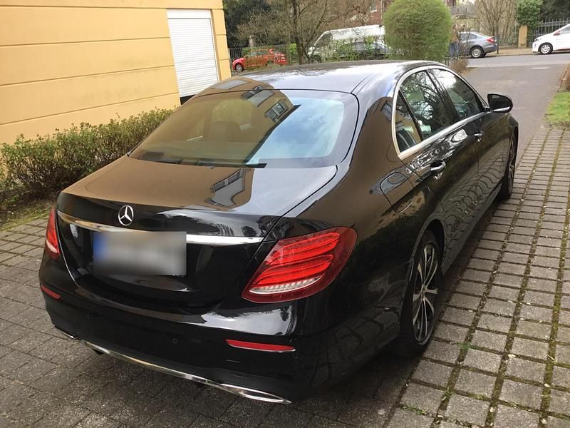 Gebraucht Mercedes E200 AMG line 2019 Schwarz Limousine