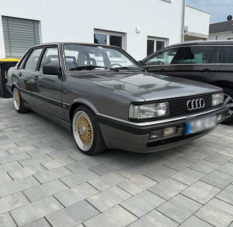 Grau Gebraucht 1985 Audi 90 Limousine | 12.500 € - Bild 1/4