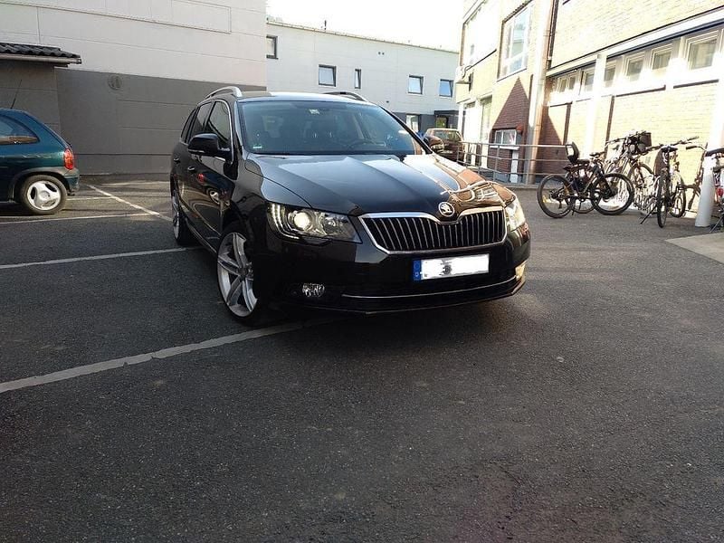 Braun Gebraucht 2014 Skoda Superb Kombi | 9.990 € (Fairer Preis) - Bild 1/4