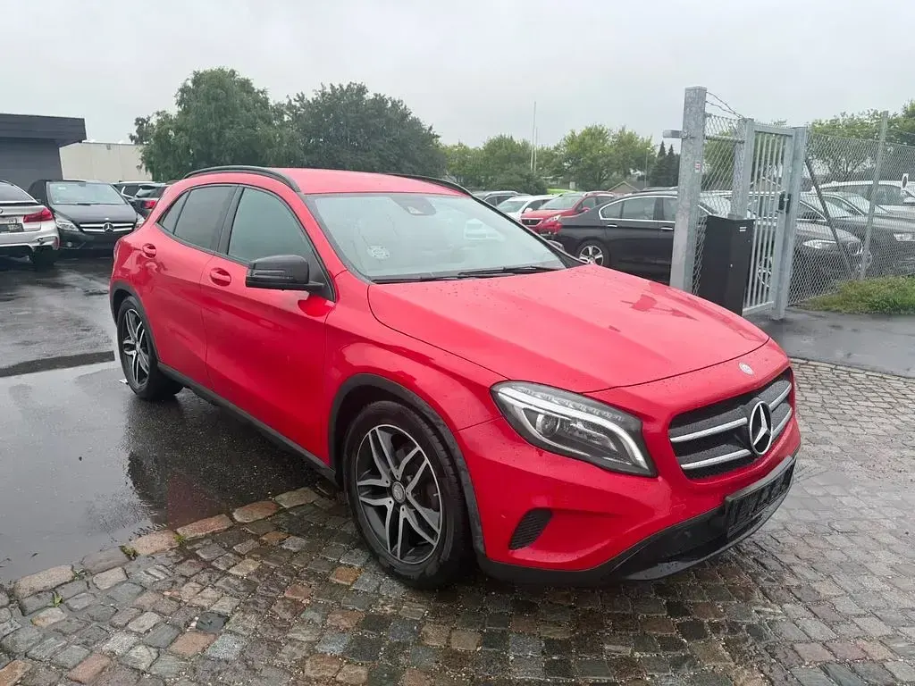 Gebraucht Mercedes GLA200 136 PS (100 kW) 2016 Rot SUV