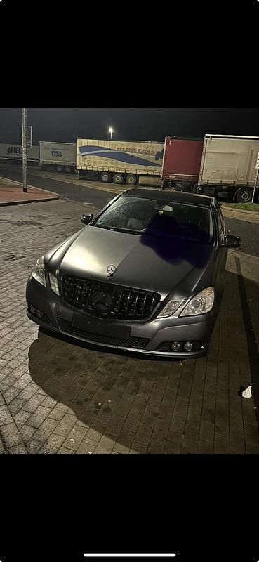 Gebraucht Mercedes E200 100 PS (73 kW) 2011 Grau Limousine