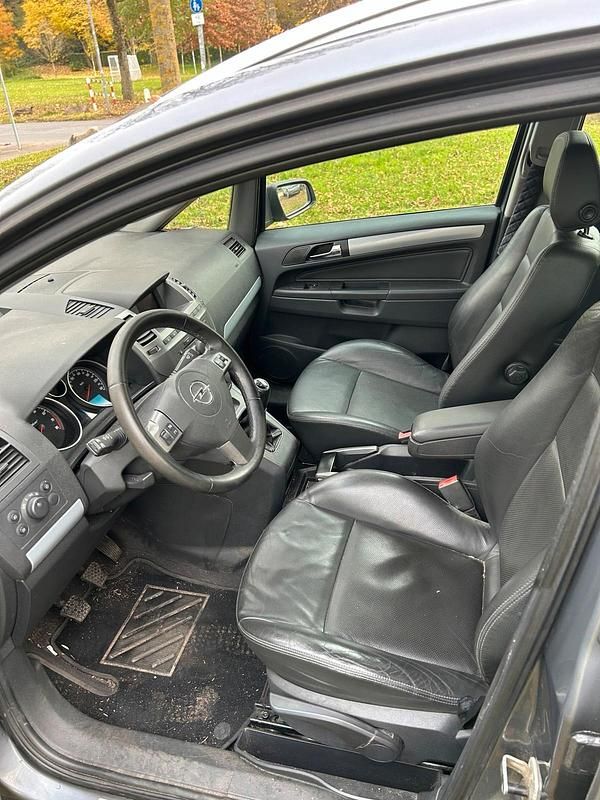 Grau Gebraucht 2007 Opel Zafira Kombi | 790 € (Superpreis) - Bild 1/4