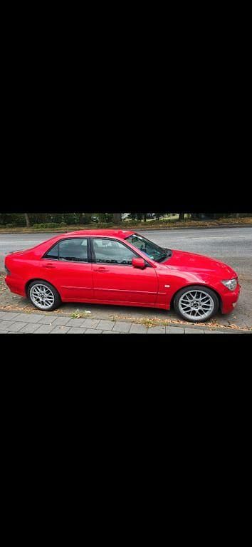 Rot Gebraucht 2002 Lexus IS300 Limousine | 13.900 € - Bild 1/4