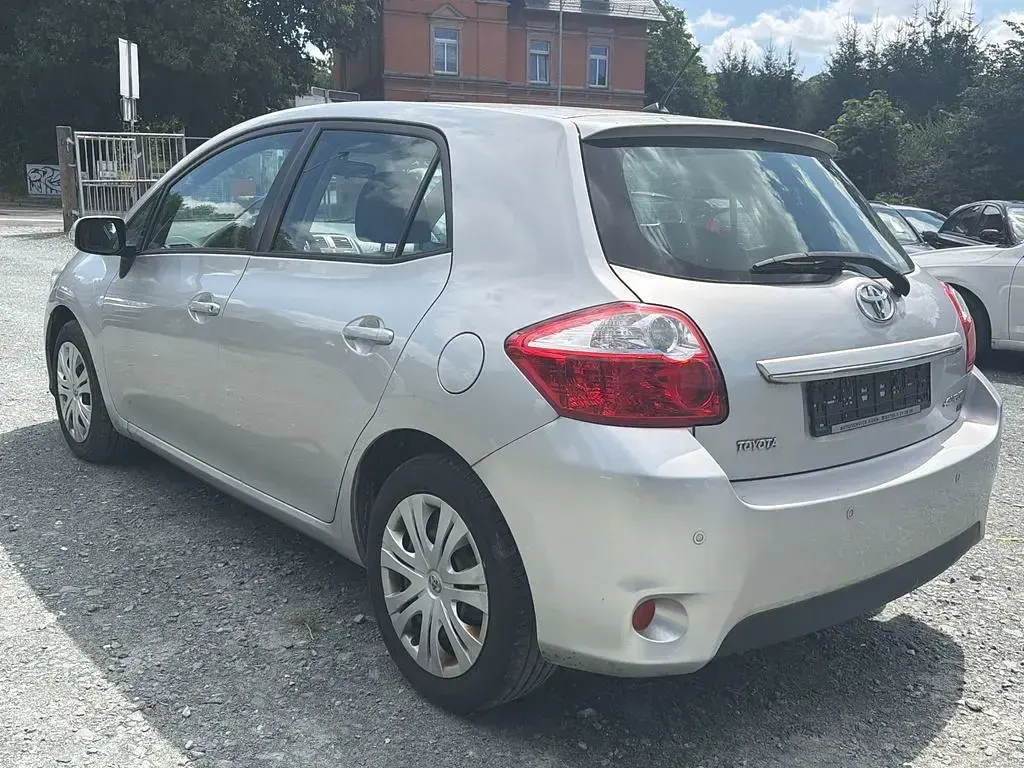 Gebraucht Toyota Auris Life 99 PS (72 kW) 2010 Silber Kleinwagen