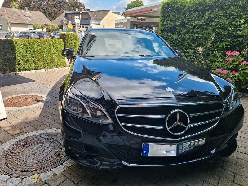 Schwarz Gebraucht 2015 Mercedes E200 Avantgarde Limousine | 14.800 € (Fairer Preis) - Bild 1/4