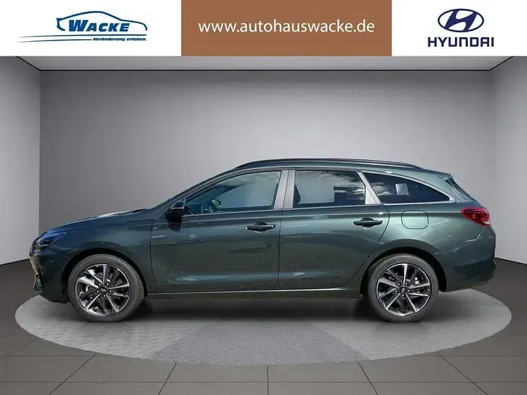 Neu Hyundai i30 Advantage 140 PS (102 kW) 2025 Farbe: gr?n Kombi