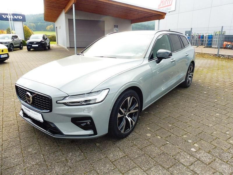 Grau Gebraucht 2025 Volvo V60 Plus Kombi | 38.900 € (Etwas zu teuer) - Bild 1/4