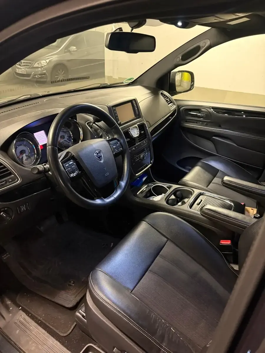 Usata Lancia Voyager 177 CV (130 kW) 2014 Blu Monovolume