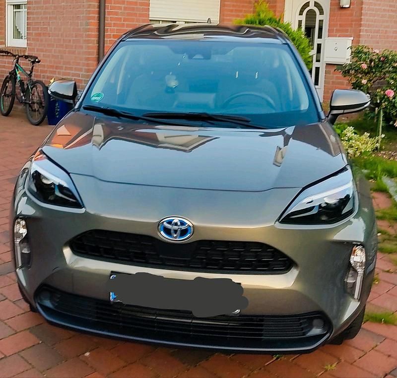 Andere farben Gebraucht 2022 Toyota Yaris Business Edition Limousine | 21.700 € (Teuer) - Bild 1/4