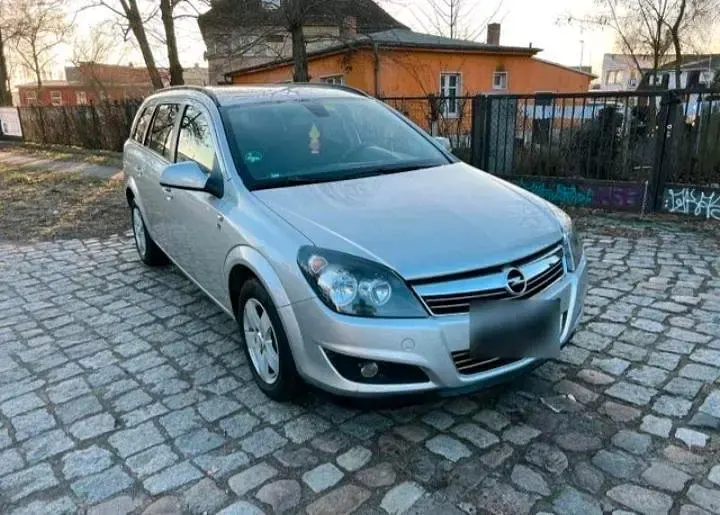 Gebraucht Opel Astra 110 PS (80 kW) 2011 Silber Kombi