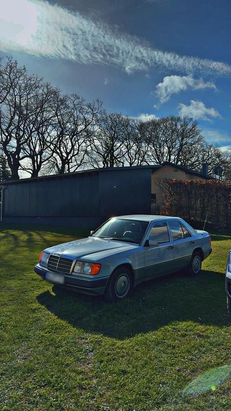Second-hand Mercedes E230 131 CP (96 kW) 1991 Berlinǎ