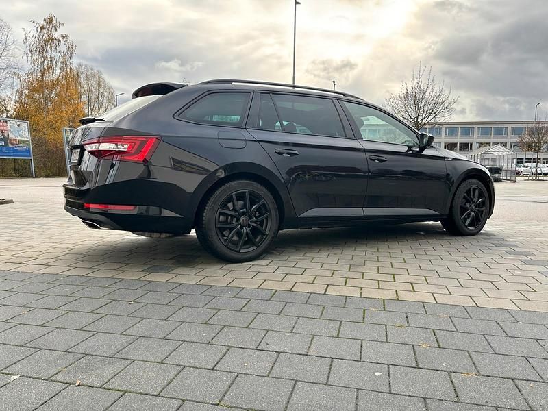 Schwarz Gebraucht 2018 Skoda Superb SportLine Kombi | 22.500 € (Fairer Preis) - Bild 1/4