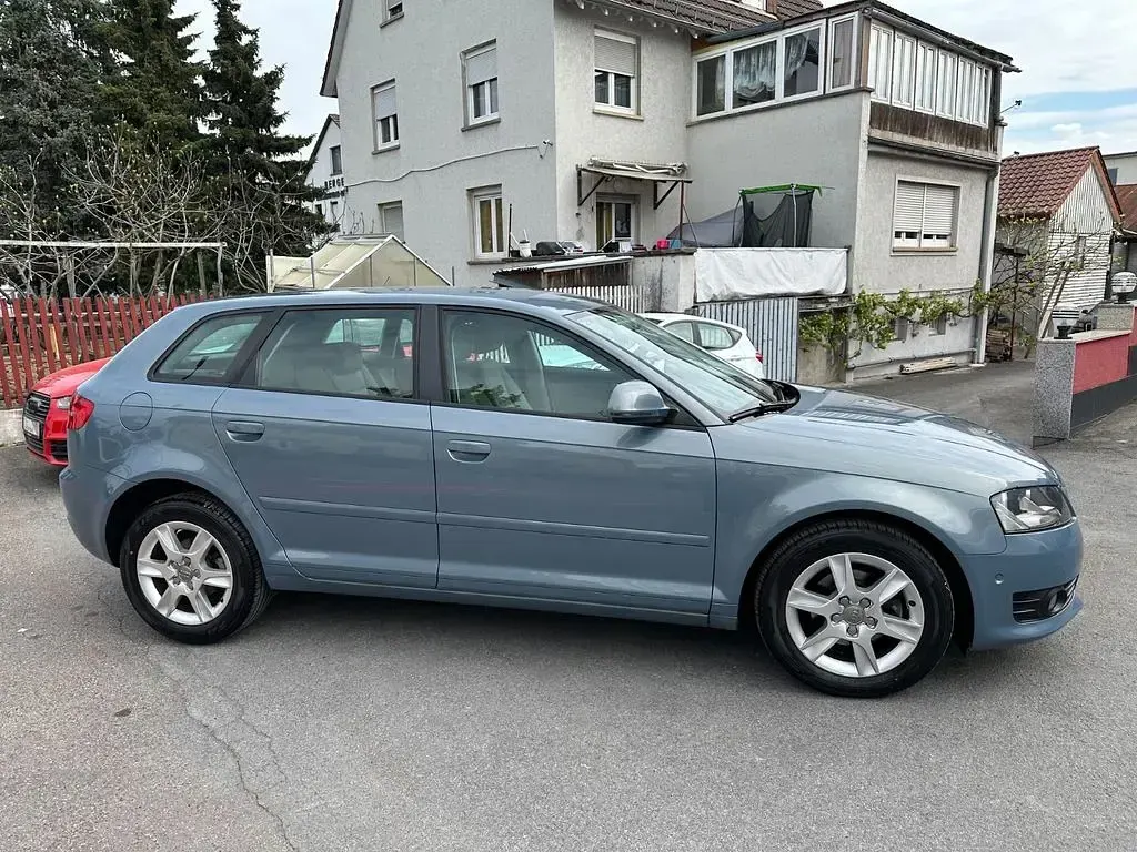 Używany Audi A3 Attraction 105 KM (77 kW) 2010 Niebieski Hatchback