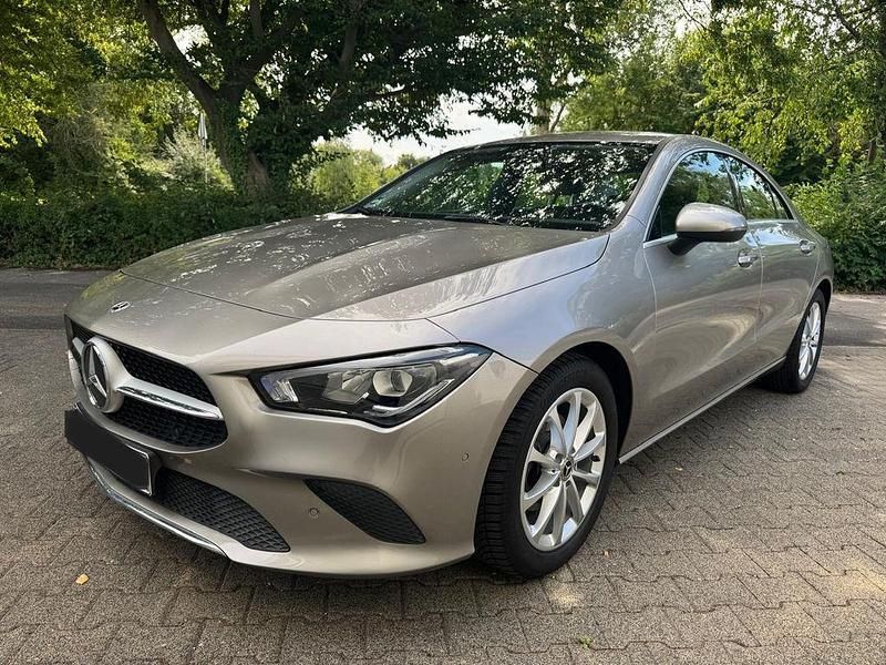 Grau Gebraucht 2020 Mercedes CLA180 Limousine | 27.900 € (Fairer Preis) - Bild 1/4