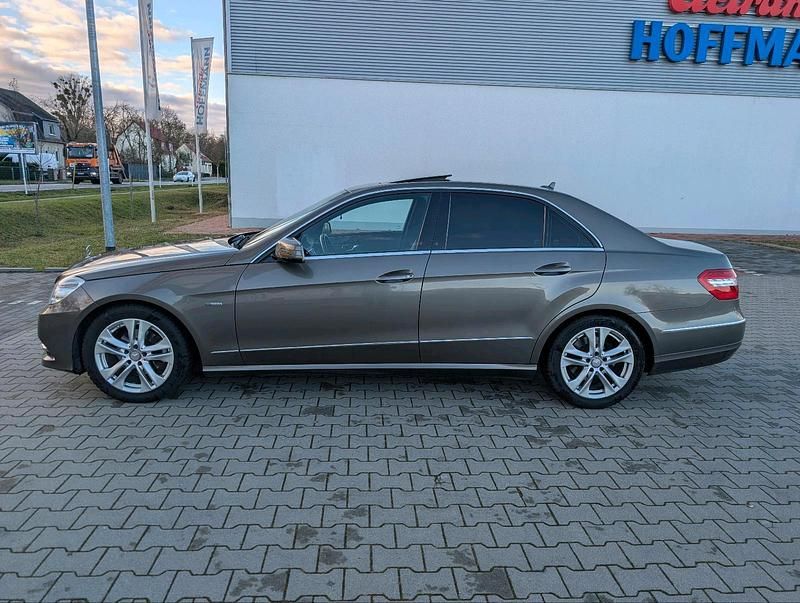 Gebraucht Mercedes E200 Avantgarde 136 PS (100 kW) 2011 Braun Limousine