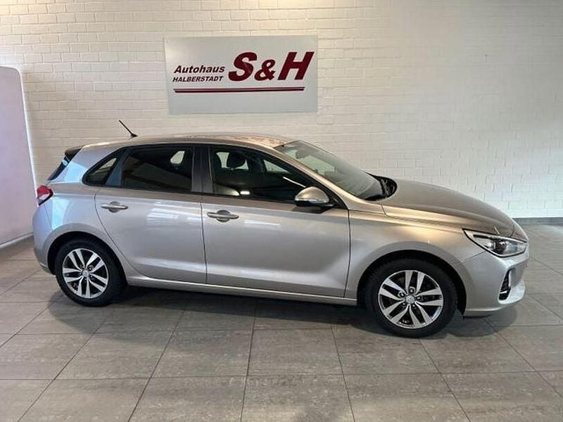Gebraucht Hyundai i30 Trend 140 PS (102 kW) 2017 Grau Limousine