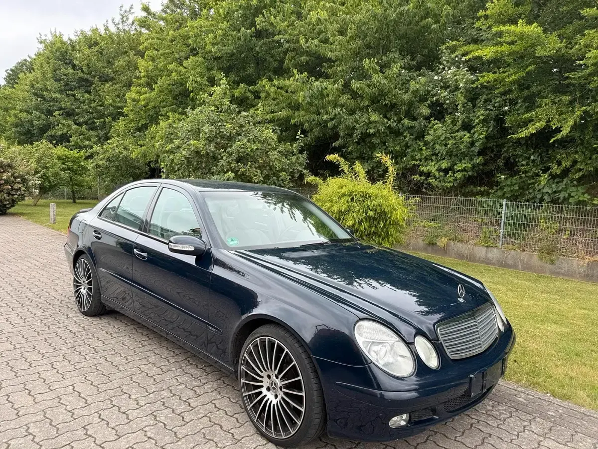 Gebraucht Mercedes E220 150 PS (110 kW) 2002 Blau Limousine