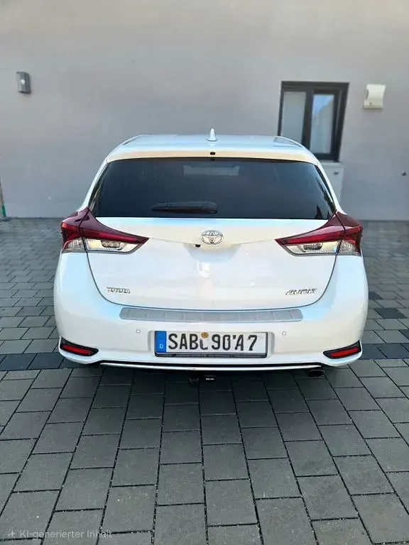 Gebraucht Toyota Auris Executive 116 PS (85 kW) 2015 Weiß Limousine