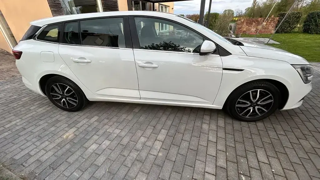 Gebraucht Renault Mégane IV Play 132 PS (97 kW) 2017 Weiß Limousine