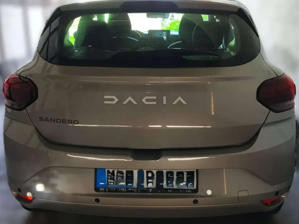 Używany Dacia Sandero 91 KM (66 kW) 2023 Szary Sedan/Limuzyna