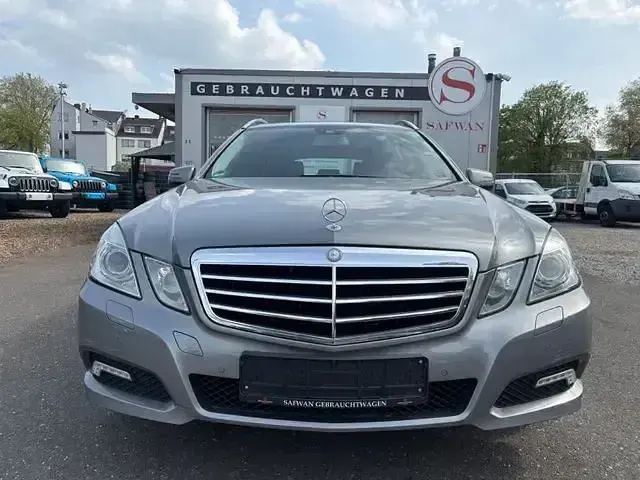 Gebraucht Mercedes E250 Avantgarde 204 PS (150 kW) 2010 Silber Limousine