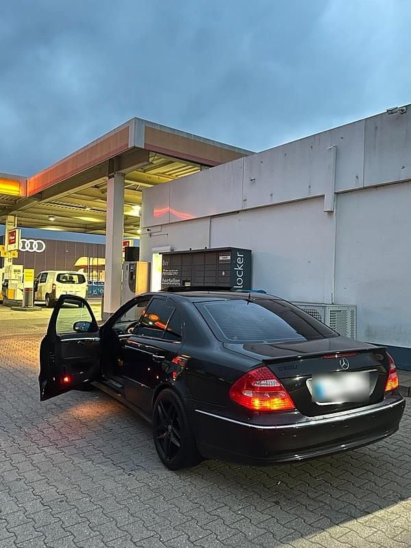 Second-hand Mercedes E240 177 CP (130 kW) 2005 Negru Berlinǎ