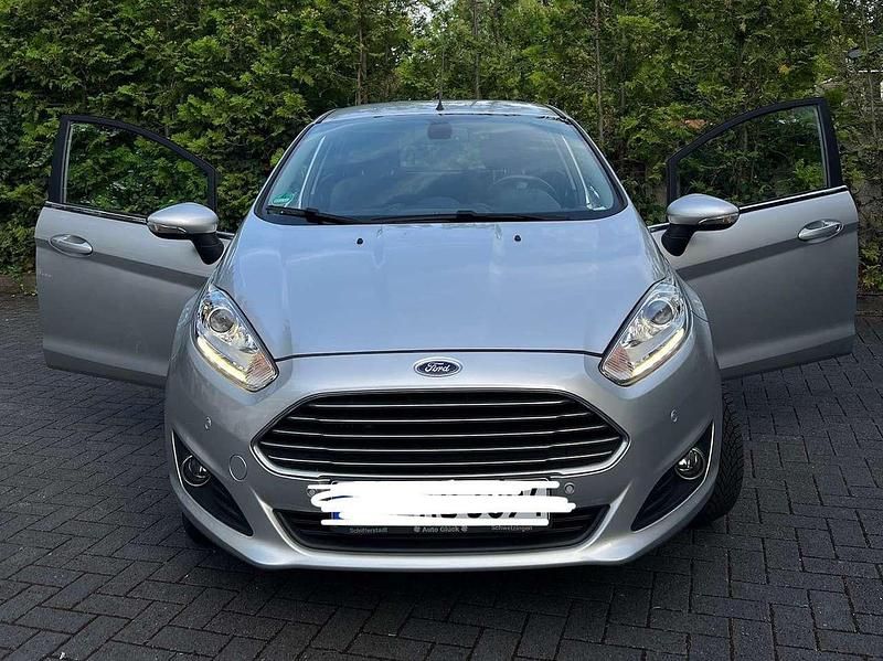Silber Gebraucht 2016 Ford Fiesta SYNC Edition Kleinwagen | 7.990 € (Fairer Preis) - Bild 1/4