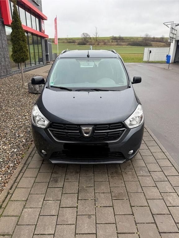 Grau Gebraucht 2021 Dacia Lodgy Comfort Van / Kleinbus | 10.400 € (Superpreis) - Bild 1/4