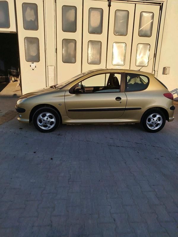 Gebraucht Peugeot 206 75 PS (55 kW) 2002 Gold Kleinwagen