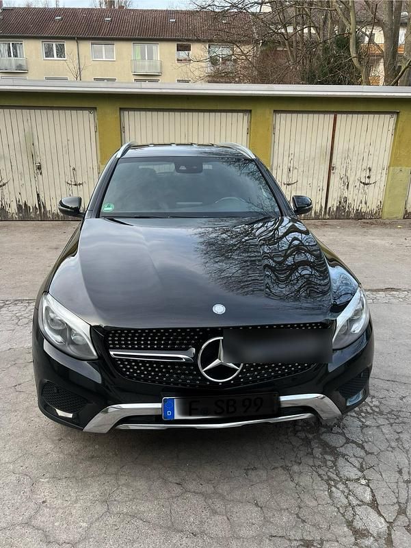 Schwarz Gebraucht 2015 Mercedes GLC250 AMG SUV | 17.900 € (Fairer Preis) - Bild 1/4