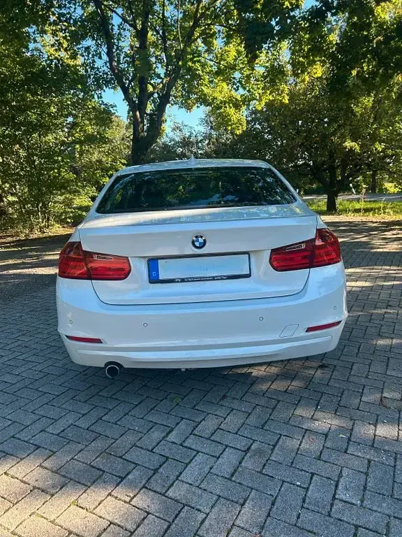 Gebraucht BMW 320 184 PS (135 kW) 2013 Weiß Limousine