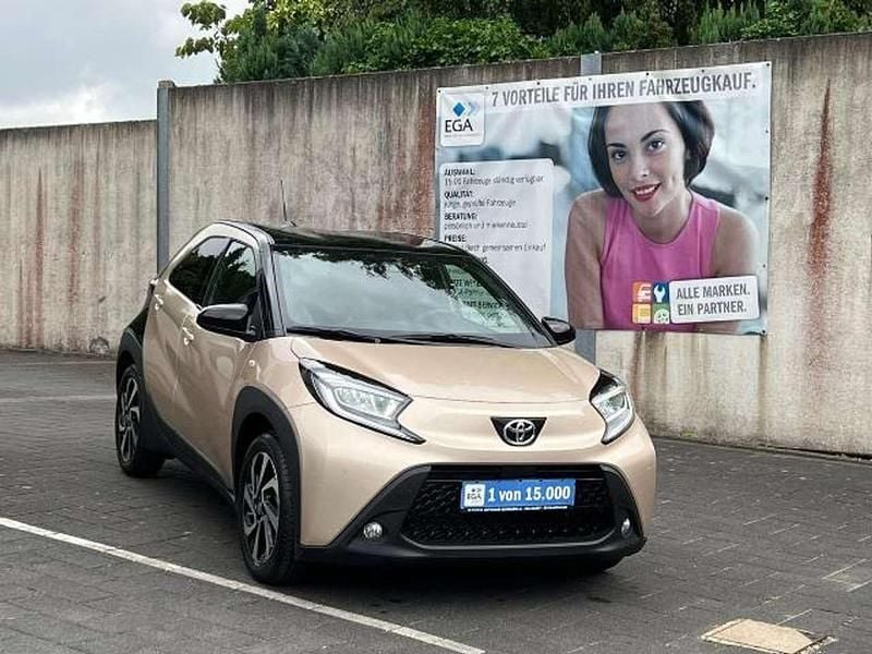 Beige Neu 2024 Toyota Aygo Kleinwagen | 20.900 € - Bild 1/4
