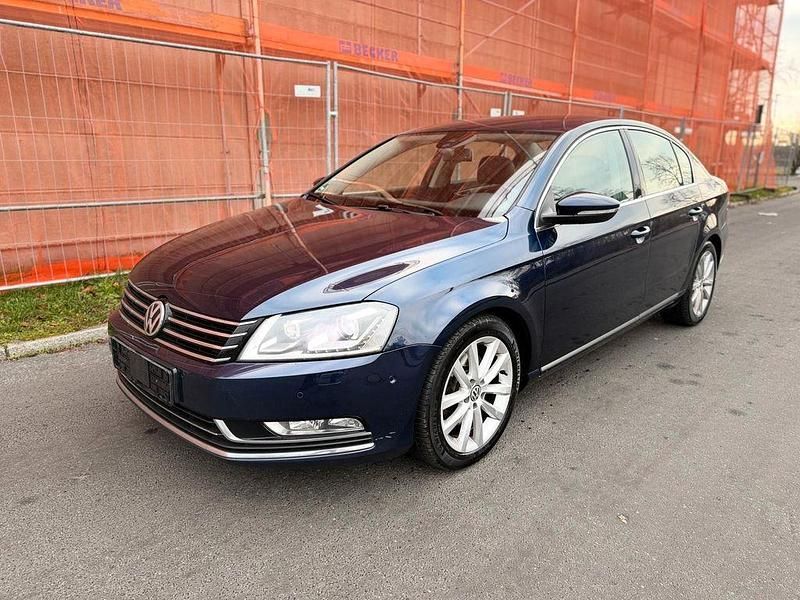 Blau Gebraucht 2014 VW Passat Highline Limousine | 8.999 € (Guter Preis) - Bild 1/4