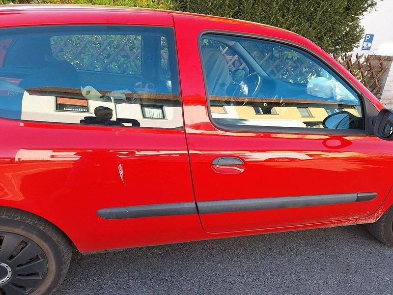 Gebraucht Renault Clio II Authentique 58 PS (42 kW) 2010 Rot Limousine