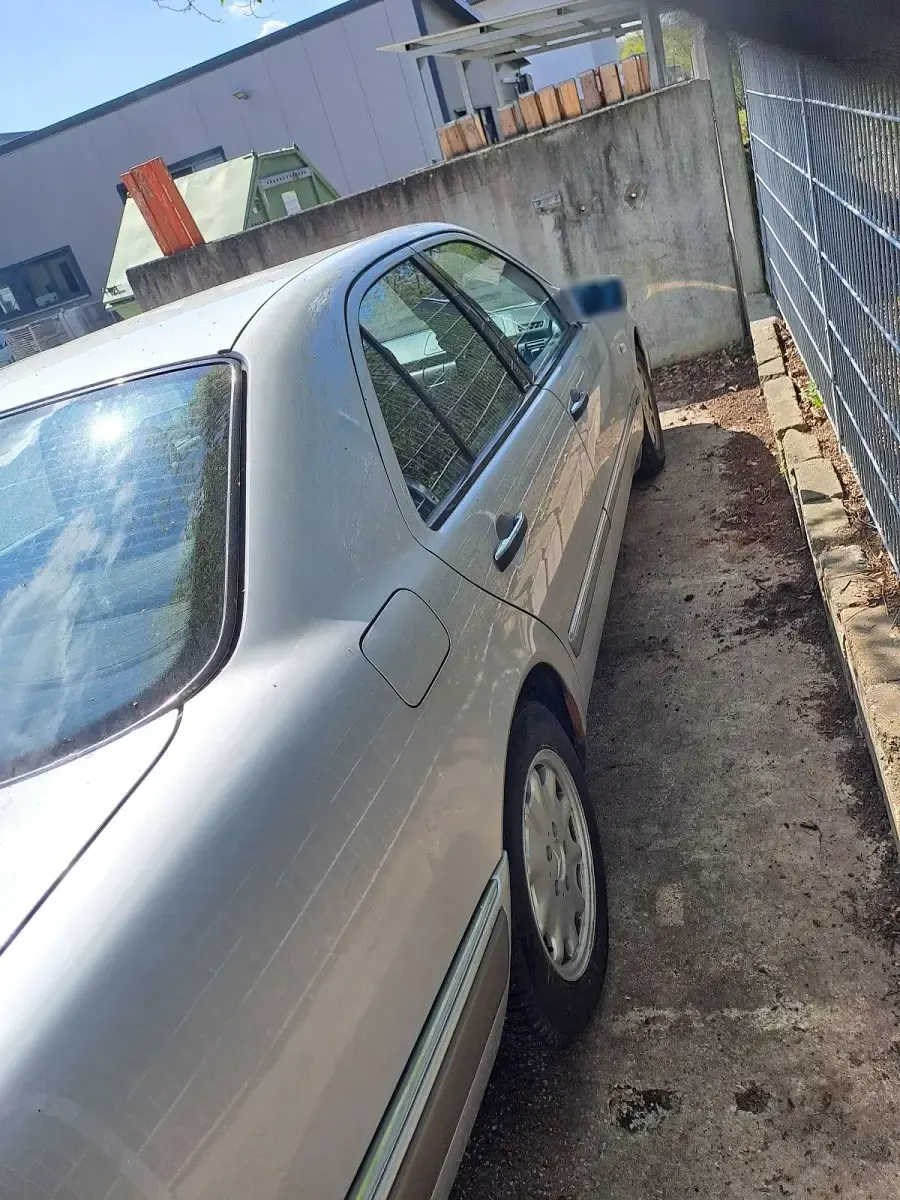 Gebraucht Mercedes E290 129 PS (94 kW) 1998 Silber Limousine