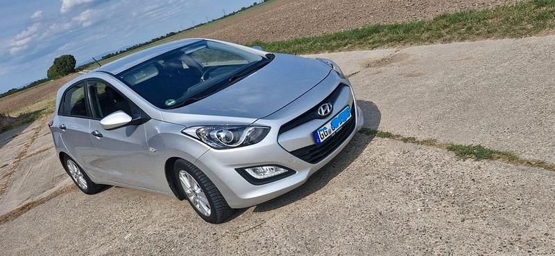 Silber Gebraucht 2012 Hyundai i30 Trend Limousine | 4.500 € (Guter Preis) - Bild 1/4