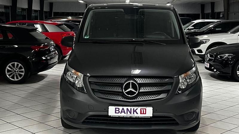 Grau Gebraucht 2021 Mercedes Vito Kombi | 35.990 € - Bild 1/4