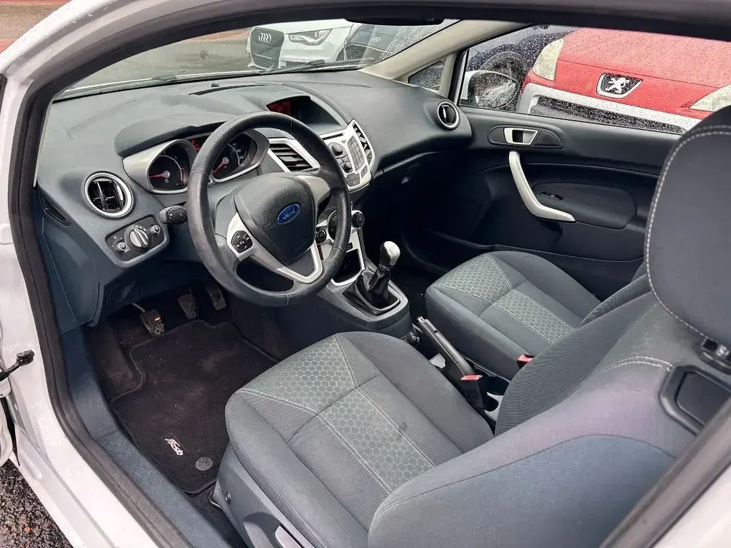 Gebraucht Ford Fiesta Titanium 97 PS (71 kW) 2012 Weiß Kleinwagen