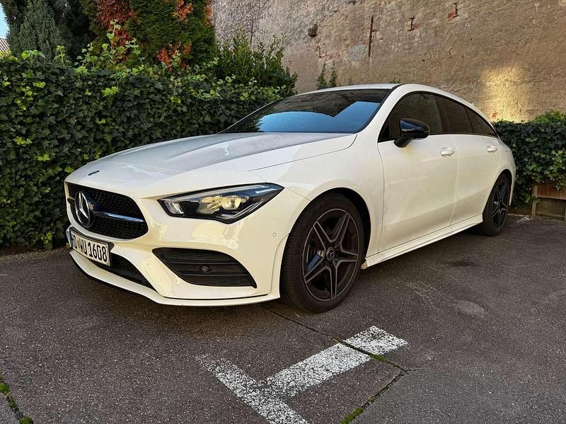 Weiß Gebraucht 2020 Mercedes CLA180 Shooting Brake AMG line Kombi | 24.700 € (Fairer Preis) - Bild 1/4