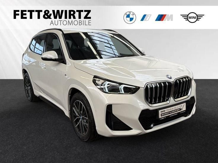 Mineralweiss metallic Gebraucht 2024 BMW X1 M Sport SUV | 41.999 € (Guter Preis) - Bild 1/3