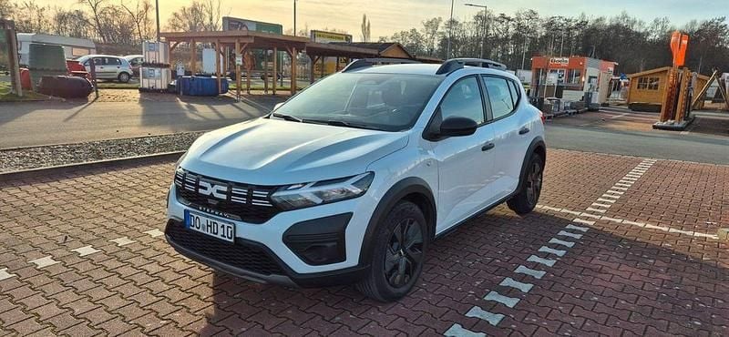 Weiß Gebraucht 2024 Dacia Sandero Expression Limousine | 13.980 € (Superpreis) - Bild 1/4